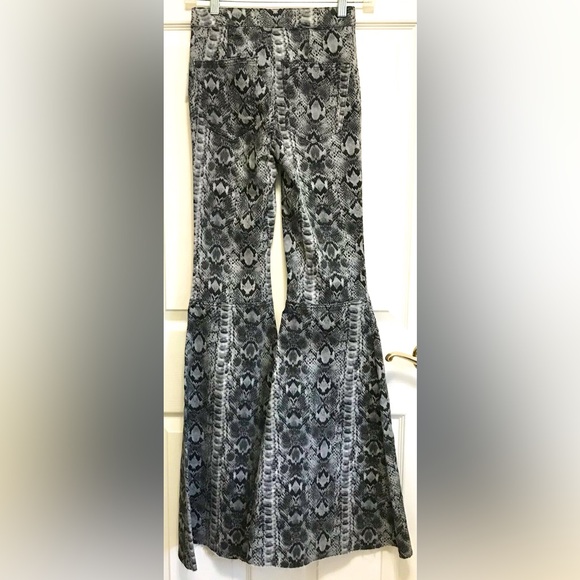 NWT We the Free Just Float On Flare Jeans - Picture 8 of 16